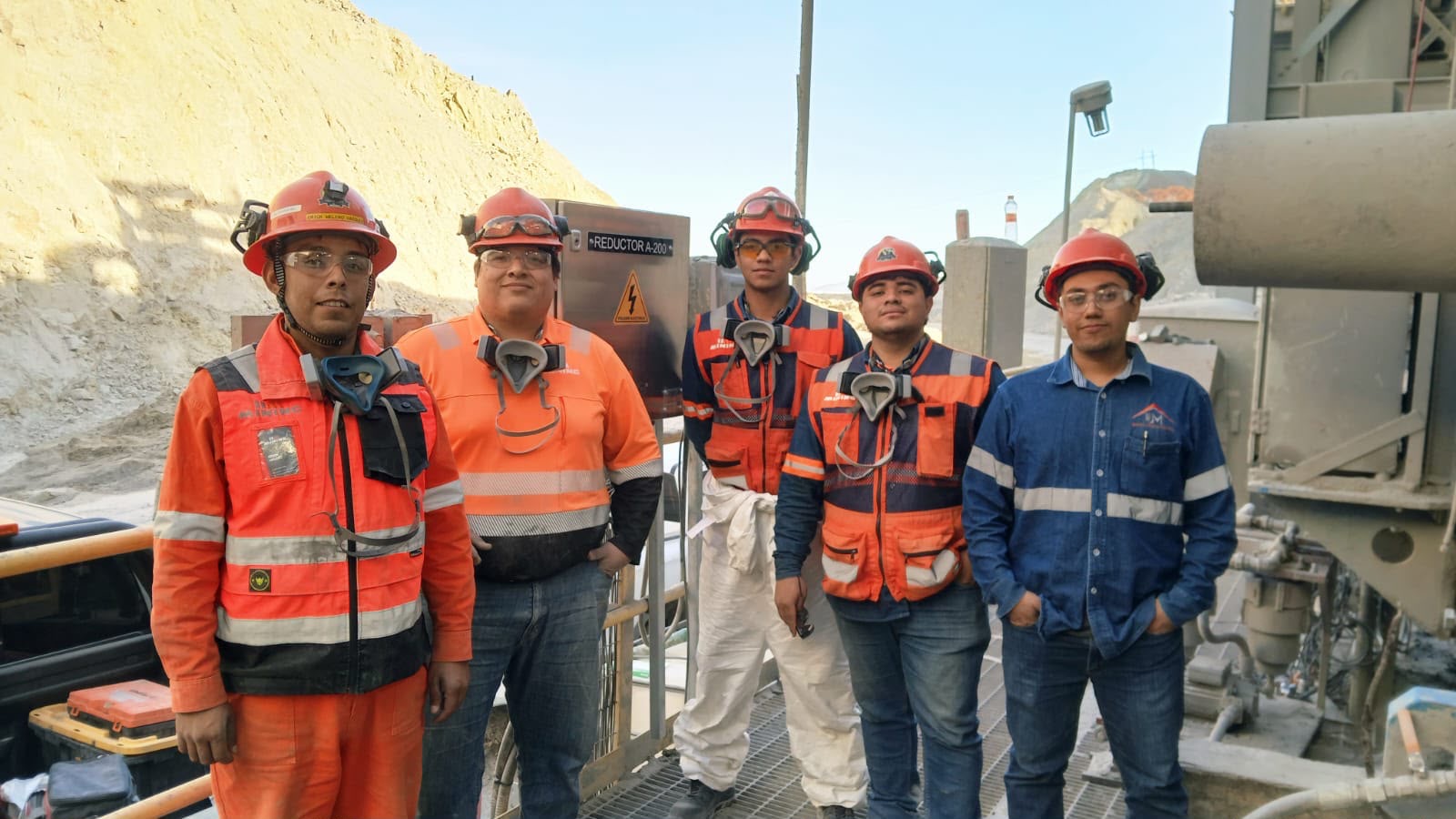 Equipo UM MINING realizando labores en sitio